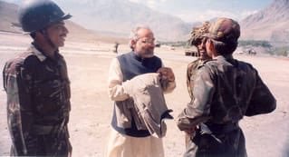 On Kargil Vijay Diwas, pm Modi Tweets Photo of 1999 Visit time spent with jawans | कारगिल विजय दिवस के अवसर पर पीएम मोदी ने शेयर की 20 साल पुरानी तस्वीर, सैनिकों के साहस और समर्पण को किया याद
