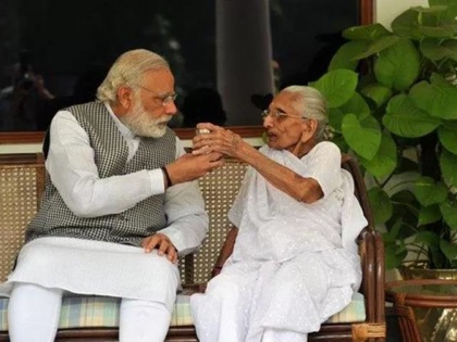PM Narendra Modi Meets His Mother At Gujarat Home | चुनाव के व्यस्तता में गुजरात दौरे के दौरान मां से मिलने पहुंचे पीएम मोदी, लेकिन 30 मिनट में ही बिता पाए समय