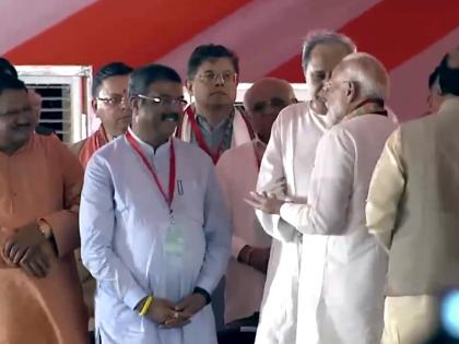 VIDEO PM narendra Modi meet former Odisha CM Naveen Patnaik exchanged greetings swearing-in ceremony new CM Mohan Charan Majhi in Bhubaneswar see | PM Modi-Naveen Patnaik: चुनाव में हमला, मुलाकात है खास, नवीन पटनायक से कुछ इस अंदाज में मिले पीएम मोदी, देखें वायरल वीडियो