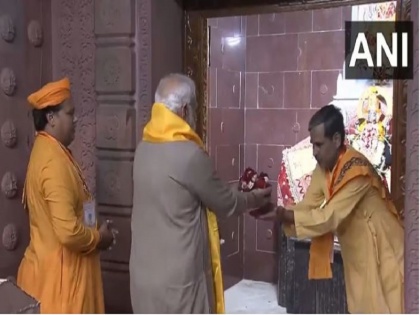 WATCH: Prime Minister Modi Offers Prayers At Shri Krishna Janmabhoomi Temple In Mathura | WATCH: प्रधानमंत्री मोदी ने मथुरा में श्री कृष्ण जन्मभूमि मंदिर में की पूजा-अर्चना