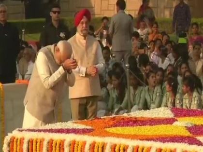 President Ram Nath Kovind, Pm Narendra modi pays tribute to Mahatma Gandhi at Rajghat | महात्मा गांधी की 150वीं जयंती, राष्ट्रपति कोविंद, पीएम मोदी ने राजघाट पर दी श्रद्धांजलि