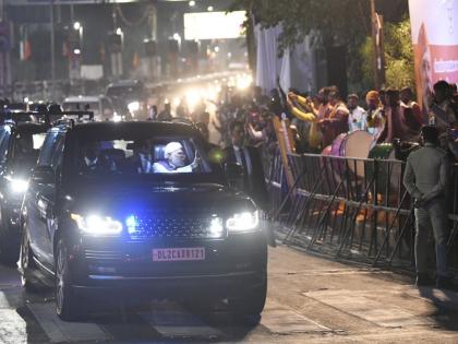 BJP record victory in gujarat PM Modi did a roadshow in Ahmedabad late evening people warmly welcomed | भाजपा की ऐतिहासिक जीत के बाद पीएम मोदी ने देर शाम अहमदाबाद में किया रोड शो, इस गर्मजोशी से लोगों ने किया स्वागत, देखें