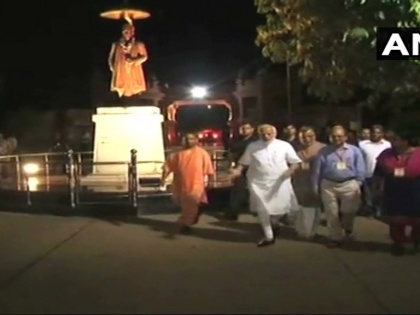 Varanasi Prime Minister Narendra Modi's convoy on midnight | अपने संसदीय क्षेत्र वाराणसी की सड़कों पर देर रात निकले पीएम मोदी, चप्पे-चप्पे का लिया जायजा
