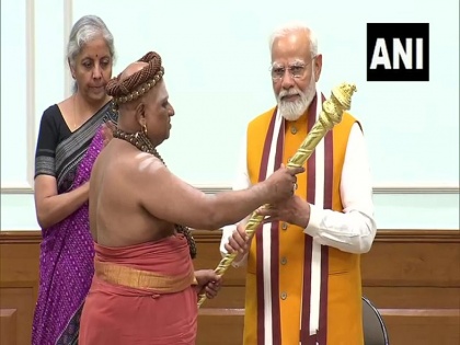 Priests of Adhinam Math handed over sengol to PM Modi with chanting | Watch: आधीनम मठ के पुजारियो ने मंत्रोच्चारण के साथ पीएम मोदी को सौंपा सेंगोल