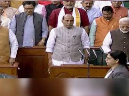 17th Lok Sabha: Prime Minister Narendra Modi takes oath of duty. | सरकार में नंबर दो राजनाथ सिंह, प्रधानमंत्री मोदी के बगल में बैठे, सुषमा स्वराज की सीट पर गृह मंत्री अमित शाह