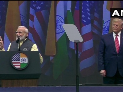 pm narendra Modi introduced Trump to the Indian-American community calling him a 'special person' | 'हाउडी मोदी' में पीएम ने कहा, ट्रम्प किसी परिचय के मोहताज नहीं, उनका नाम धरती पर हर व्यक्ति को पता है
