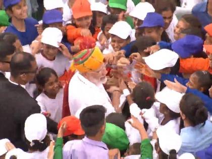 PM Narendra Modi meets children at Red Fort on the occasion of 73rd picture goes viral | तिरंगा फहरा व भाषण के बाद सीधे बच्चों के बीच पहुंचे पीएम मोदी, वायरल हुई तस्वीर 