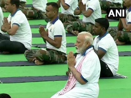 International Yoga Day: PM Modi performs yoga poses, know their health benefits of Ustrasana, Shashankasana, Ardha Chakrasana and Dandasana | International Yoga Day पर पीएम मोदी ने किये 4 योगासन, जानें इनका लाभ, करने का तरीका