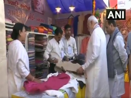 Video: Prime Minister Narendra Modi purchases jacket from Khadi & Village Industries Board stall at Amdavad Shopping Festival, in Ahmedabad | PM मोदी ने खुद स्टॉल से खरीदी जैकेट, VIDEO हुआ वायरल