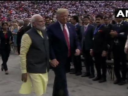 For Article 370 PM Modi Requests A Standing Ovation From Houston Crowd | जब पीएम मोदी की एक अपील पर हिंदुस्तानी सांसदों के लिये खड़ी हो गई एनआरजी स्टेडियम की पूरी भीड़ For Article 370 PM Modi Requests A Standing Ovation From Houston Crowd | जब पीएम मोदी की एक अपील पर हिंदुस्तानी सांसदों के लिये खड़ी हो गई एनआरजी स्टेडियम की पूरी भीड़