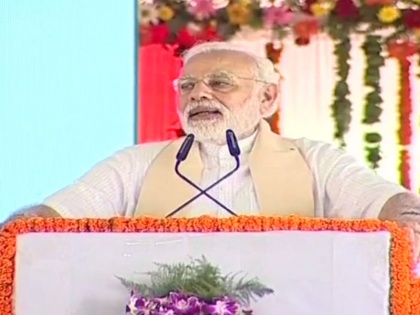 PM Narendra Modi addresses at a public event in Mirzapur, Uttar Pradesh | UP: मिर्जापुर में विपक्ष पर बरसे पीएम मोदी, कहा- पिछली सरकारों ने केवल दिए अधूरे प्रोजेक्ट