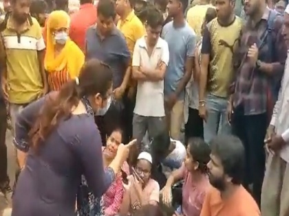 child died in an accident in Muradnagar, the woman officer scolded the grieving family in an inhuman way, said to the crying mother - "It's just done. Shut up" | दुर्घटना में बच्चे की हुई मौत, महिला अधिकारी ने दुखी परिवार को अमानवीय तरीके से डांटा, बिलखती मां से बोली- "बस हो गया। चुप रहो"