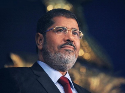 Egypt: Human rights organizations doubt on Mohamed Morsi Sudden Death, buried in in Cairo | मिस्र: पूर्व राष्ट्रपति मुर्सी की मौत पर मानवाधिकार संगठनों को शक, सुनवाई के दौरान कठघरे में गिर पड़े थे, काहिरा में दफनाए गए