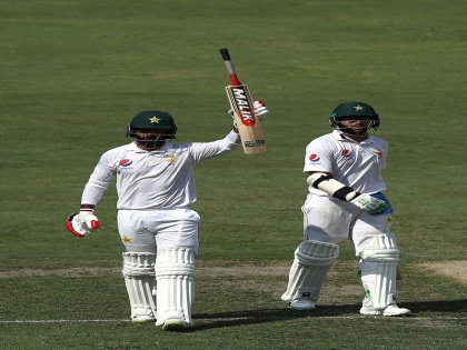 Mohammad Hafeez scores a comeback test century vs Australia in Dubai | मोहम्मद हफीज ने 791 दिनों बाद खेला पहला टेस्ट मैच, ऑस्ट्रेलिया के खिलाफ शतक जड़ते हुए की जोरदार वापसी