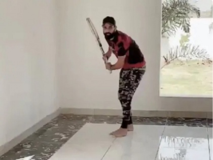 Mohammed Shami shares a video of himself playing indoor cricket at home | मोहम्मद शमी ने इंडोर क्रिकेट खेलने का वीडियो किया शेयर, बॉलिंग के बजाय बैटिंग करते आए नजर