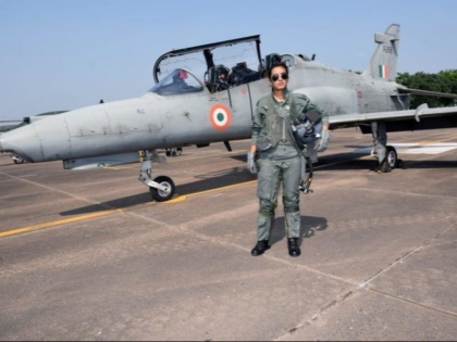 Flight Lieutenant Mohana Singh has become the first woman fighter pilot to be qualified to undertake missions by day on Hawk advanced jet aircraft | फ्लाइट लेफ्टिनेंट मोहना सिंह ने रचा इतिहास, दिन में मिशन को अंजाम देने वाली पहली महिला लड़ाकू पायलट बनीं