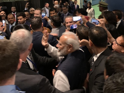 PM Modi's Speech At UN after lots of people Selfie Requests tweet pmo india | UNGA में भाषण के बाद पीएम मोदी के साथ सेल्फी लेने के लिए अमेरिकी लोगों की होड़, PMO ने ट्वीट कर लिखी ये बात