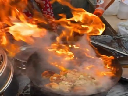 Ghaziabad street vendor fire momos video goes viral social media | गाजियाबाद का 'आग वाला मोमोज' कभी खाया है? वायरल वीडियो देख लोगों ने कहा- पेट का कैंसर हो जाएगा