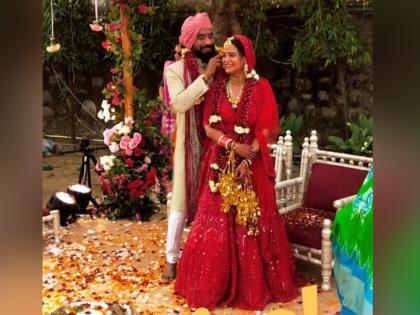mona singh wedding first picutre viral | एक्ट्रेस मोना सिंह ने लिए सात फेरे, लाल जोड़े में शादी की फोटो हुईं वायरल