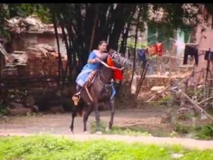 Horse riding in a sari, the video of the woman went viral | साड़ी पहनकर की घुड़सवारी, महिला का वीडियो हुआ वायरल