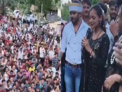 VIDEO: Hundreds of people reached Maha Kumbh to watch the shooting of viral girl Monalisa and blocked the roads | VIDEO: महाकुंभ में वायरल गर्ल मोनालिसा की शूटिंग देखने पहुँचा लोगों का बड़ा हुजूम, सड़कें हुईं जाम