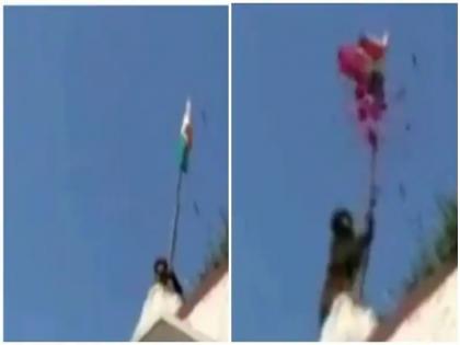 monkey hosting a flag on school terrace video went viral | बंदर ने छत पर फहराया तिरंगा , लोगों ने कहा- इसे कहते हैं देशभक्त, वीडियो वायरल monkey hosting a flag on school terrace video went viral | बंदर ने छत पर फहराया तिरंगा , लोगों ने कहा- इसे कहते हैं देशभक्त, वीडियो वायरल