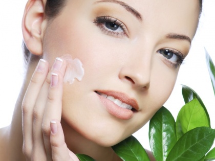 4 monsoon skincare tips to get glowing and shiny skin | ग्लोइंग और शाइनी त्वचा पाने में मदद करेंगे ये 4 मानसून स्किनकेयर टिप्स, जानें