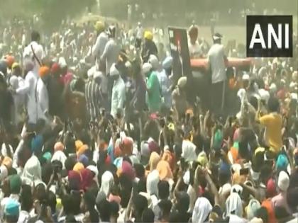 A huge crowd joins the funeral procession of singer Sidhu Moose Wala in Punjab's Mansa Watch | Sidhu Moose Wala: सिद्धू मूसेवाला की अंतिम यात्रा में भारी जन सैलाब, अंतिम दर्शन के लिए पहुंचे लोग, देखें वीडियो