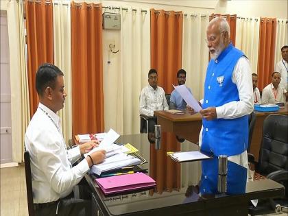 Lok Sabha Elections 2024: PM Modi reached Banaras Collectorate to file nomination, BJP workers are raising slogans of 'Har Har Modi, Ghar Ghar Modi' at the court | Lok Sabha Elections 2024: पीएम मोदी ने बनारस डीएम के सामने भरा पर्चा, देखिए नामांकन की तस्वीरें