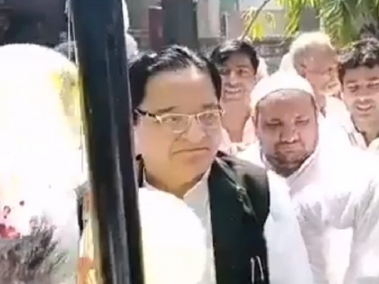 Independence Day Samajwadi Party MP ST Hasan forgets national anthem video viral | मुरादाबाद से सपा सांसद तिरंगा फहराने के बाद भूले राष्ट्रगान, संबित पात्रा ने ट्वीट किया वीडियो