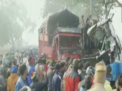 moradabad road incident on delhi lucknow highway death toll injured count | मुरादाबाद: दिल्ली-लखनऊ हाईवे पर बस ने ट्रक को मारी टक्कर, कई लोगों के मारे जाने की आशंका