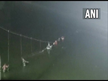 Gujarat: Many people fell in the river due to the breakdown of cable bridge in Morbi, PM Modi spoke to CM Bhupendra Patel, gave necessary instructions for rescue work | गुजरात: मोरबी में केबल पुल टूटने से 32 लोगों की हुई मौत, पीएम मोदी ने सीएम भूपेंद्र पटेल से की बात, बचाव कार्य के लिए दिये जरूरी निर्देश