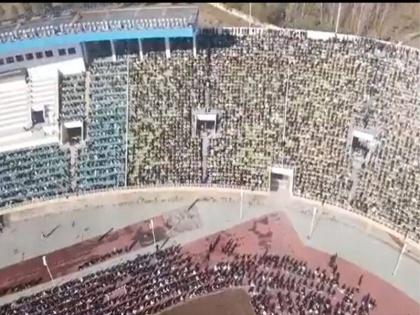 More than 30000 candidates appeared constable post exam sitting ground pictures Pakistan's Islamabad Stadium went viral | देखें वीडियो: जमीन पर बैठकर 30 हजार से भी ज्यादा उम्मीदवारों ने दिया कॉन्सटेबल पोस्ट की परीक्षा, पाकिस्तान के इस्लामाबाद स्टेडियम की तस्वीरें हुई वायरल