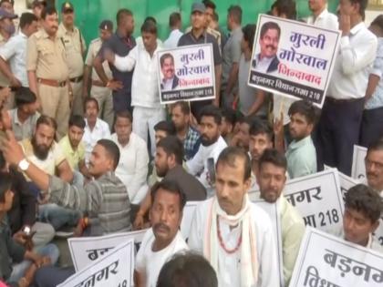 Assembly Elections 2023: Huge dissatisfaction continues in Congress regarding ticket distribution, Murli Morwal protested at Kamal Nath's house and said, "Despite loyalty..." | Assembly Elections 2023: कांग्रेस में टिकट बंटवारे को लेकर भारी असंतोष जारी, मुरली मोरवाल ने कमलनाथ के घर पर प्रदर्शन करते हुए कहा, "वफादारी के बावजूद..."