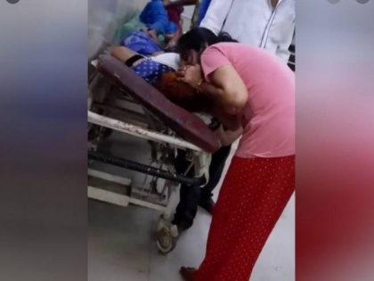covid effect: to save mother life daughters are giving oxygen from their mouths in Bahraich, video viral on social media | सांस की कमी से तड़प रही मां की जान बचाने के लिए मुंह से सांस देती रही बेटियां, महिला ने तोड़ा दम, वीडियो वायरल