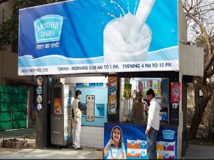 Amul, Mother Dairy hikes milk rates by Rs 2-3 a litre | महंगाई की मार! अमूल-मदर डेयरी ने बढ़ाए दूध के दाम, 3 रुपये प्रति लीटर तक हुआ मंहगा