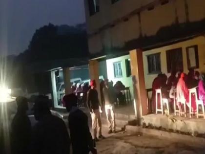 Bihar Motihari students takes class 12 Exam in car headlights video | बिहार: कार की हेडलाइट की रोशनी में इंटर की परीक्षा देते नजर आए छात्र, शिक्षा मंत्री ने दी ये सफाई, देखें वीडियो