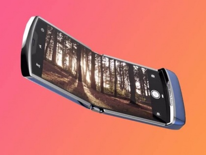 Motorola Razr with Folding Display likely to Launch today: Expected Price, specifications, Latest Technology News Hindi | मुड़ने वाला स्मार्टफोन Motorola Razr आज होगा लॉन्च, तीन कैमरे से होगा लैस