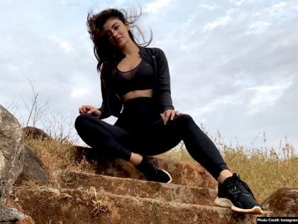 नागिन' एक्‍ट्रेस मौनी रॉय ने शेयर की तस्वीरें, ब्लैक ड्रेस पर फिदा हुए फैंस, वायरल