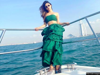 दुबई में इस खास अंदाज में नया साल मना रही हैं मौनी रॉय, देखें एक्ट्रेस की ग्लैमरस तस्वीरें