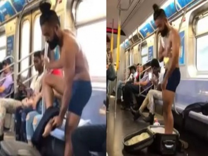 moving train man first took off his clothes then bathed coach with soap New York City Metro video | न्यूयॉर्क सिटी मेट्रो: चलती हुई ट्रेन में युवक ने पहले उतारे कपड़े फिर साबुन लगाकर कोच में लगा नहाने, मंजर देख हैरान रह गए सहयात्री