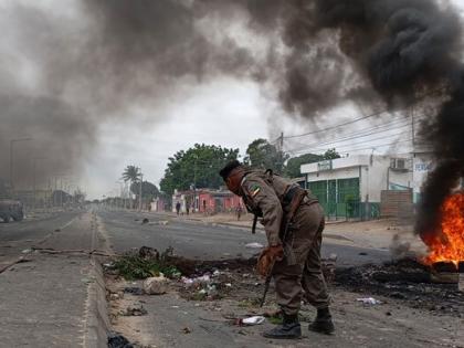 Mozambique 21 killed in Mozambique post-election violence ruling Frelimo party presidential candidate Daniel Chapo winner see video | Mozambique post-election violence: 24 घंटे में 2 पुलिस अधिकारी सहित 21 की मौत?, सत्तारूढ़ फ्रीलीमो पार्टी से राष्ट्रपति पद के उम्मीदवार डेनियल चैपो फिर से विजेता, देखें वीडियो