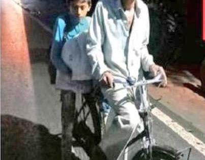 Madhya Pradesh bhopal Salute father get son test he traveled 105 km by bicycle took eight hours reach Dhar from Baidipura | मजबूर पिता को सलामः बेटे को परीक्षा दिलाने साइकिल से 105 किमी दूर तय की, बयडीपुरा से धार तक पहुंंचने में लगे आठ घंटे Madhya Pradesh bhopal Salute father get son test he traveled 105 km by bicycle took eight hours reach Dhar from Baidipura | मजबूर पिता को सलामः बेटे को परीक्षा दिलाने साइकिल से 105 किमी दूर तय की, बयडीपुरा से धार तक पहुंंचने में लगे आठ घंटे