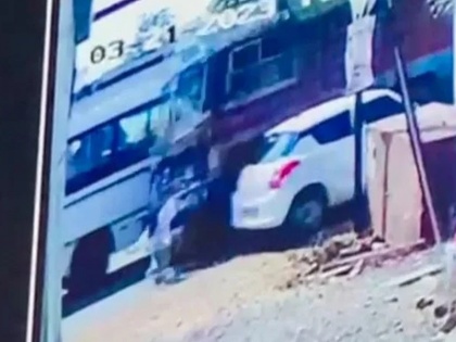 Speeding truck hits 21-year-old woman in MP drags her for several meters | वीडियोः बाजार जा रही युवती को एमपी में तेज गति में आ रहे ट्रक ने मारी टक्कर, कई मीटर तक घसीटा, हुई मौत