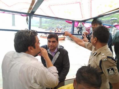 Dhar Bus fell in Narmada river 12 dead Commissioner Pawan Sharma reached Khalghat senior officers mp Maharashtra | धारः नर्मदा नदी में गिरी बस, 4-4 लाख रुपए की राहत, सीएम शिवराज ने अमित शाह को दी जानकारी,  कमिश्नर पवन शर्मा वरिष्ठ अधिकारियों के साथ खलघाट पहुंचे