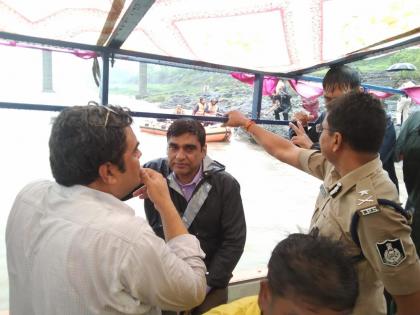 Dhar Bus fell in Narmada river 12 dead Commissioner Pawan Sharma reached Khalghat senior officers mp Maharashtra | धारः नर्मदा नदी में गिरी बस, 4-4 लाख रुपए की राहत, सीएम शिवराज ने अमित शाह को दी जानकारी, कमिश्नर पवन शर्मा वरिष्ठ अधिकारियों के साथ खलघाट पहुंचे Dhar Bus fell in Narmada river 12 dead Commissioner Pawan Sharma reached Khalghat senior officers mp Maharashtra | धारः नर्मदा नदी में गिरी बस, 4-4 लाख रुपए की राहत, सीएम शिवराज ने अमित शाह को दी जानकारी, कमिश्नर पवन शर्मा वरिष्ठ अधिकारियों के साथ खलघाट पहुंचे