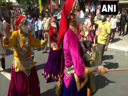 mp chhatarpur Municipal employee wants touch molest female dancer filled stage video went viral | मध्य प्रदेश: भरे स्टेज पर नगर पालिका कर्मचारी ने चाहा महिला डांसर को छुना-किया छेड़छाड़, वीडियो हुआ वायरल तो लिया गया एक्शन