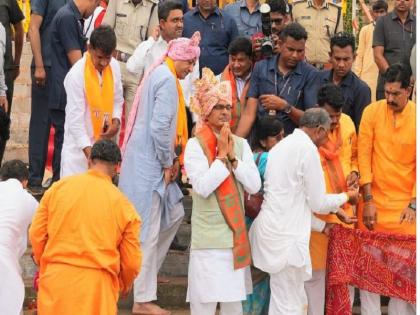 Madhya Pradesh Chief Minister Shri Chouhan inaugurated the Vikas Parv by performing Bhoomi Pujan with farmers and laborers | मध्य प्रदेश: मुख्यमंत्री चौहान ने विकास पर्व का शुभारंभ किसान एवं श्रमिक के साथ भूमि-पूजन से किया