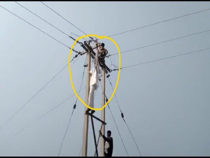 mp Congress Babulal Jandel MLAs climbed electric poles solve troubles villagers watch viral video | मध्य प्रदेश: आखिर क्यों बिजली के खंभे पर चढ़े कांग्रेस विधायक, गांव वालों की मुसिबत को ऐसे किया दूर, देखें वायरल वीडियो