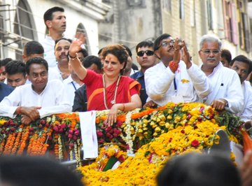 Video: Priyanka Gandhi greets BJP supporters chanting ‘Modi, Modi’, says all the best, loksabha elections 2019 | Video: मोदी-मोदी का नारा लगा रहे बीजेपी समर्थकों से मिलीं प्रियंका गांधी, कहा-ऑल द बेस्ट
